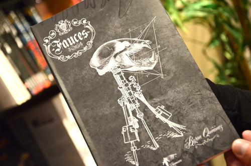 "Fauces", así como los libros anteriores de esta trilogía de terror están disponibles en la librería Sophos. (Foto: Selene Mejía/Soy502)