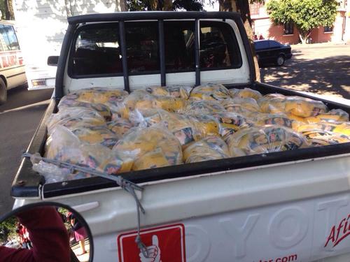 Varias bolsas con insumos para los simpatizantes llegaron en pickups del partido Lider. (Foto: Soy502)