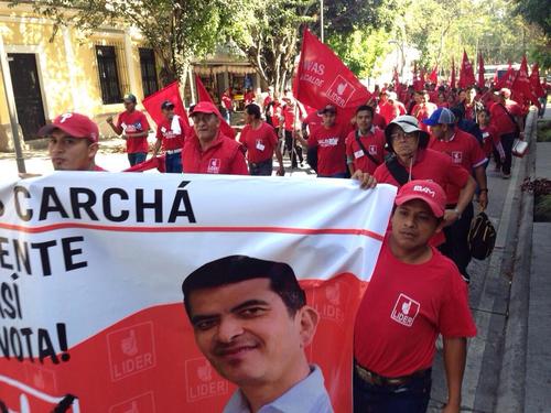 Los grupos llegaron en buses y en sectores cercanos al Parque Central se trasladaron a pie para la asamblea del partido político. (Foto: Soy502)
