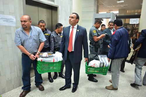 En estas cajas verdes, Lima asegura llevar evidencia que implica a muchas personas. Poco ha mostrado de esos documentos. (Foto: Jesús Alfonso/Soy502).