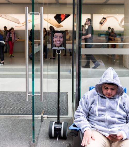Lucy, la robot que hace fila para comprar un iPhone 6S