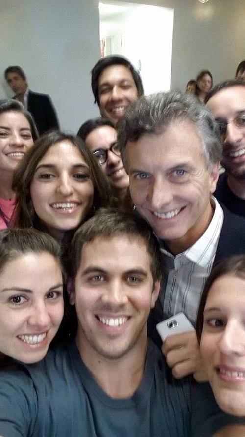 Mauricio Macri aprovechó para hacerse un selfie con el personal de la oficina local de Facebook. (Foto: Facebook)