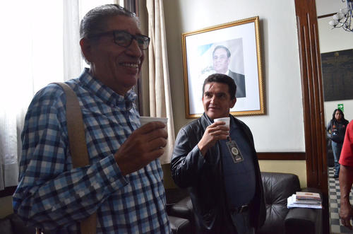 Los líderes sindicalistas del FNL y del Magisterio a la espera de ser recibidos por el presidente del Congreso. (Foto: José Antonio Castro)