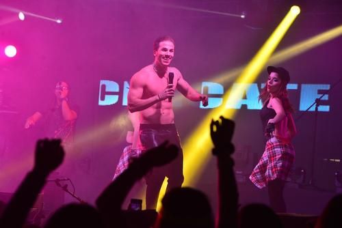 Ale Mendoza lució sus pectorales en su presentación donde abrió el show a Maluma. (Foto: Soy502)