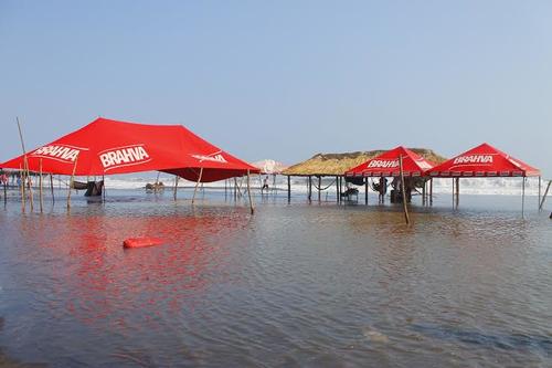 El agua cubrió gran parte de la playa y alertó a propios y extraños. (Foto: Cortesía Nuestro Diario)