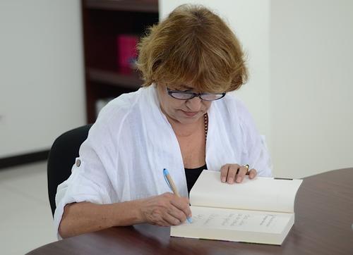Marcela Serrano firmando un libro para sus lectores. (Foto: Selene Mejía/Soy502)