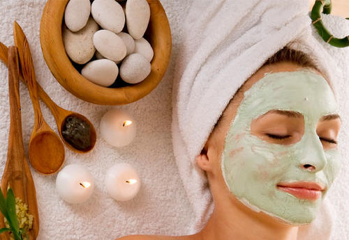 Si decides ponerte una mascarilla, puedes usar un producto cosmético industrial o hacer la mezcla tú misma, utilizando los ingredientes que conviene a tu tipo de piel.