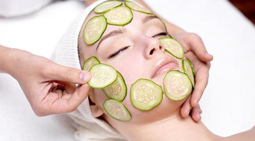En tu cocina hay muchos elementos que pueden servir para hacer mascarillas. El pepino es uno de los más beneficiosos pero también puedes usar aguacate, huevos, miel, fresas, aceite de oliva y muchos otros ingredientes naturales.