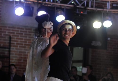 El diseñador lució orgulloso su nueva colección, de la mano de Naima Mora.