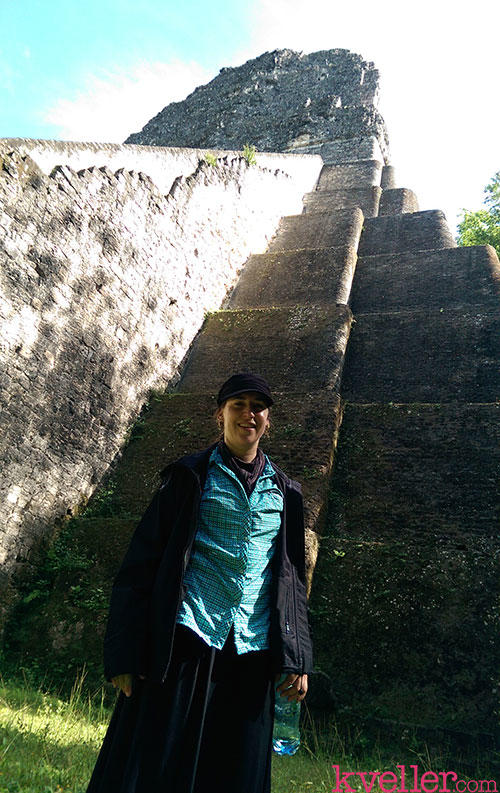 Bialik se impresionó con las estructuras aún en pié que visitó en Tikal. (Foto: kveller.com)