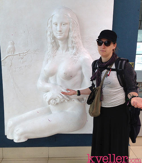 Frente a una escultura que hace una interpretación de la Mona Lisa de Leonardo Da Vinci, pero desnuda. (Foto: kveller.com)