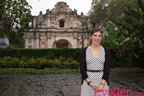 Bialik frente a la iglesia de San José el Viejo, en Antigua Guatemala. (Foto: kveller.com)