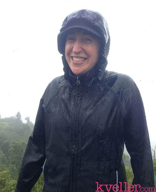 Bialik explica que durante la época que visitó el país, llueve mucho y en esta foto cuenta que está en la cima de un volcán activo. (Foto: kveller.com)