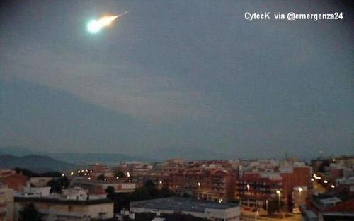 Imágenes captadas por cámaras de seguridad que permiten ver el momento en que el meteorito se aproxima sobre Managua. (Foto: Diario El Heraldo)