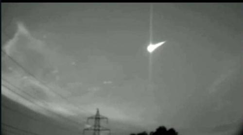 Cámaras de seguridad captan la bola de fuego que más tarde cayó en un lugar desolado de Managua. (Foto: Diario El Heraldo)