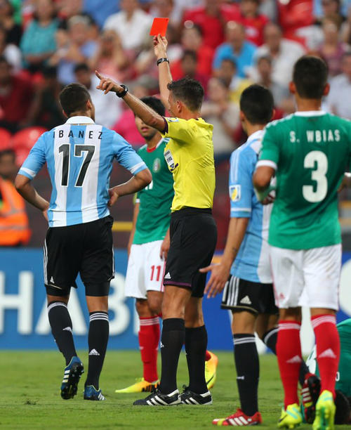 El árbitro Gianluca Rocchi le muestra la tarjeta roja al argentino Joaquín Ibáñez.