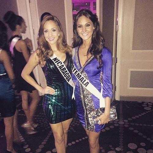 Ana Luisa Montúfar, luce un vestido de Thelma Espina y comparte un instante junto a Miss Nicaragua, Marline Barberena. (Foto: Ana Luisa Montúfar oficial)