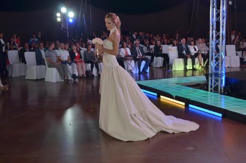 Los vestidos de novia fueron protagonistas en la gala. (Foto: Intecap)