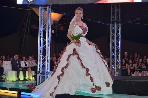 Los vestidos de novia cuentan con toques típicos. (Foto: Intecap)