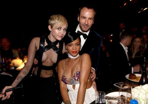 Las artistas posan junto al diseñador de sus vestidos, Tom Ford. (Foto: Getty Images)