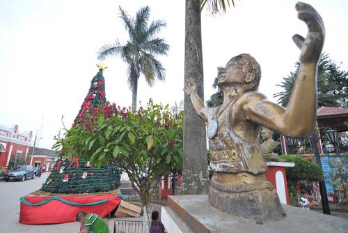El monumento a Erick Barrondo en el parque central de San Cristóbal Verapaz