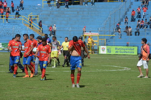 Con desazón visible abandonaron los jugadores rojos la cancha el domingo pasado cuando derrotaron 1-0 a Malacateco, pero no les bastó para clasificar a la liguilla por el título. La combinación de resultados no les favoreció. La primera vez que quedaron fuera de una liguilla de torneos cortos fue en el Apertura 2013, cuando eran dirigidos por el chileno Fernando Díaz. (Foto: Nuestro Diario)