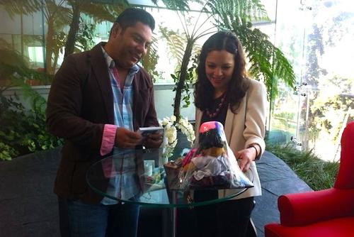 En su calidad de director de Espectáculos Públicos, Cristiani hizo entrega de un reconocimiento a Natalia Lafourcade durante su visita al país en febrero de 2014. (Foto Archivo/Soy502)