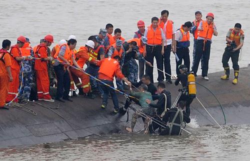 Las autoridades chinas han localizado en las últimas horas casi 300 cadáveres en el barco naufragado en el río Yangtsé. (Foto: www.nacion.com)