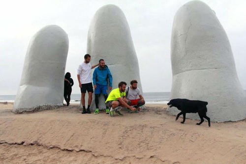 Durante más de 800 kilómetros "Negro" acompañó a los cuatro ingleses antes de reunirse con su legítimo dueño (Foto: Facebook/Adam Burns)