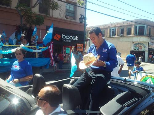 Con el sombrero de "Neto", su personaje en la serie cómica "Moralejas", Jimmy Morales saludó a los migrantes en Los Ángeles. (Foto: Giovanni Bautista)