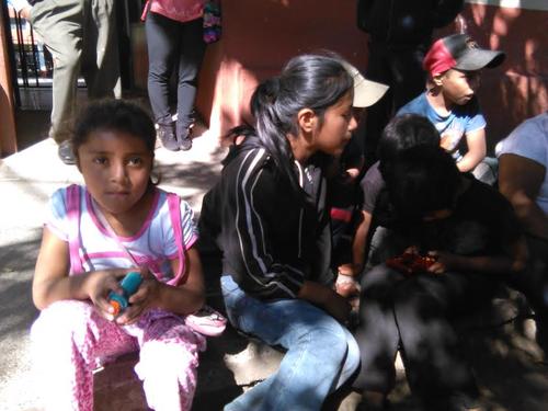 Los menores aseguraron conocer a los niños que fallecieron e indicaron que se apersonaron a la sede del Inacif para acompañar a los familiares de las víctimas. (Foto: Rolando Alvarado/Soy502)