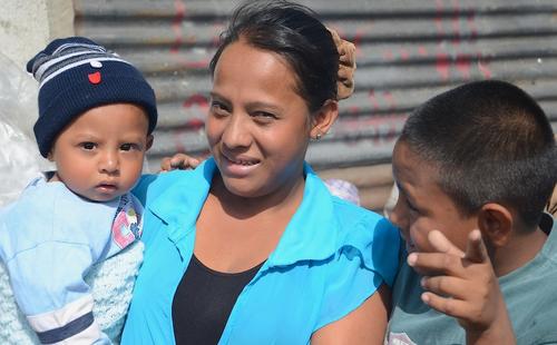 Mujeres y niños trabajan de sol a sol para conseguir material para reciclar y obtener algo de dinero para subsistir. (Foto: Selene Mejía/Soy502)