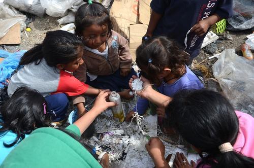 Por momentos, los niños ven su duro trabajo como un juego. (Foto: Selene Mejía/Soy502)