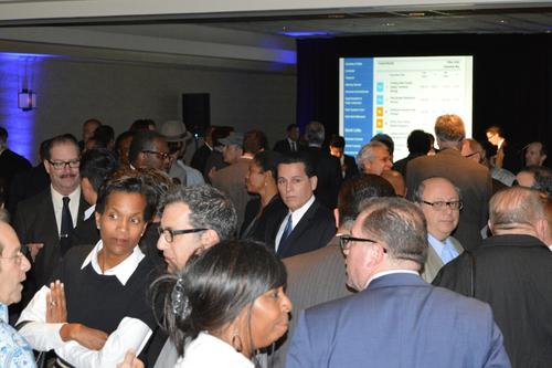 Los seguidores del partido Demócrata tenían prendido el ambiente durante las horas de espera para conocer los resultados de las elecciones de medio término en un hotel de la ciudad de Los Ángeles. (Foto: Giovanni Bautista/Soy502)