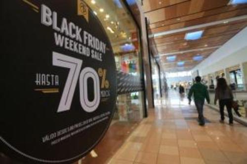 Por su parte los panameños tuvieron que compartir sus productos con cientos de turistas extranjeros que visitaron el país con el fin de aprovechar los descuentos en la ciudad canalera. (Foto: LaPrensa)