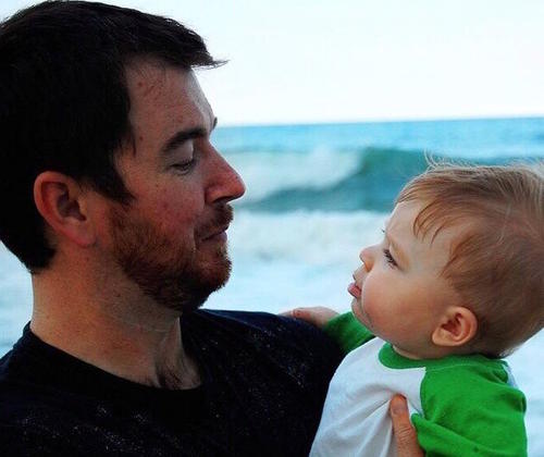 En las fotos familiares se observa al padre con su hijo, que posteriormente a ese viaje se convertiría en "meme". (Foto: Facebook)