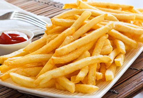 Expertos recomiendan moderar el consumo de las papas fritas para evitar daños en la salud. (Foto: LeaNoticias)