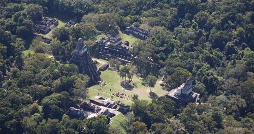 Stephanie Wells quedó impresionada con la belleza de los sitios arqueológicos del norte del país. (Foto: Conap)