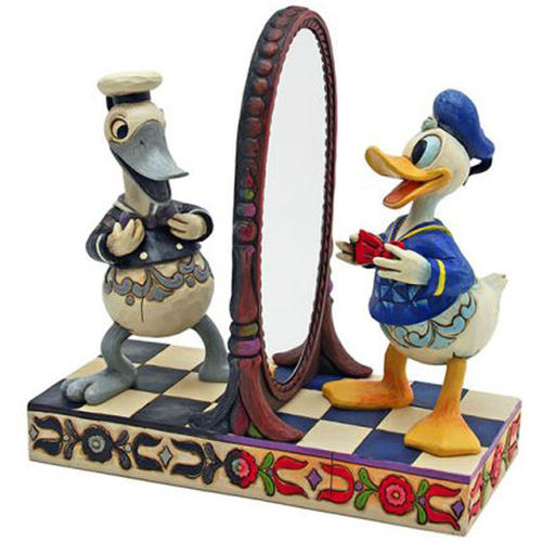 Era, un poco más alto, más delgado y con los pies más grandes de lo que finalmente quedaron tras unos cambios introducidos en 1937 y que establecieron definitivamente su aspecto.