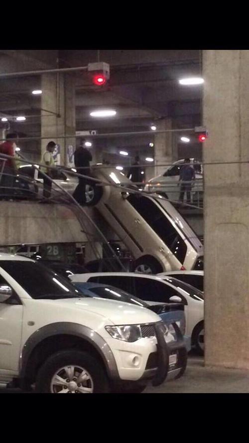 Varios usuarios reportaron el incidente momentos después de que el carro cayó del segundo nivel. (Foto: Usuarios Soy502)