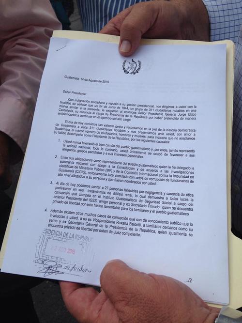 Los abogados liderados por Maco Sagastume presentaron la solicitud de renuncia a Pérez Molina. (Foto: Fredy Hernández/Soy502)