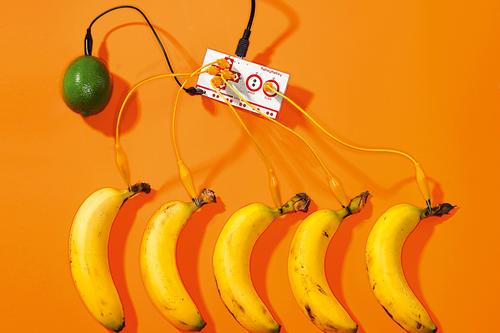 Cinco bananos conectados con un limón forman un piano