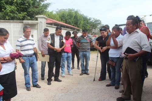 Los agentes detienen a los conductores en rutas peligrosas de Petén, para orar por ellos y pedir la bendición del Creador. (Foto: impactoevangelistico.net)