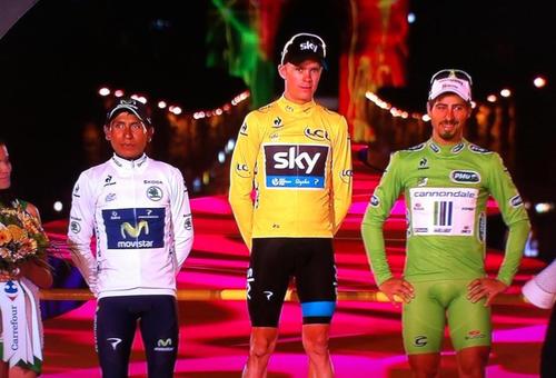 Nairo Quintana posa en el podio del Tour de Francia 2013, frente al Arco del Triunfo