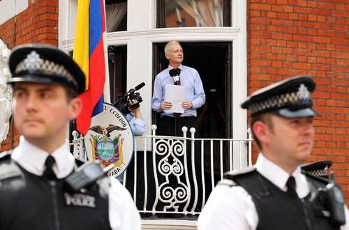 La policía británica podría estar buscando una alternativa menos costosa para vigilar a Assange. (Foto: Internet)