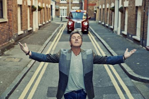 Esta imagen resalta en la portada del nuevo material discográfico de Ricardo Montaner "Agradecido". (Foto: Sony Music Centroamérica)