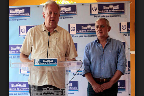El presidente Otto Pérez Molina escucha, con gesto y ademán compungido, al Embajador Thomas Shannon, en Puerto Barrios. (Foto: Esteban Biba/EFE).