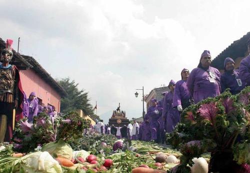 Los turistas visitaron la Antigua Guatemala para presenciar los históricos cortejos procesionales durante el descanso de la Semana Santa (Foto: Raúl Illescas)