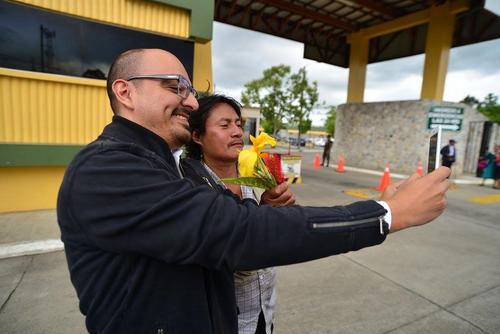 Roberto Garza, del Inacif, se toma una selfie con el admirador de Roxana Baldetti. (Foto: Wilder López/Soy502)