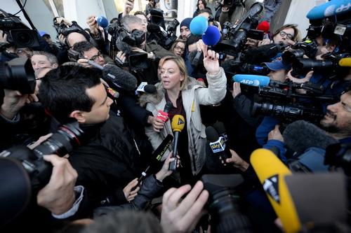 Sabine Kehm, portavoz de Michael Schumacher, da declaraciones a los medios a quienes les pidió más respeto por la familia del ex corredor al conocerse que un periodista se disfrazó de sacerdote para obtener información. (Foto: AFP)